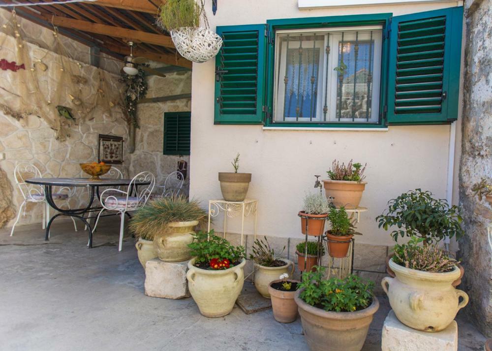 Apartment Antica With Yard & Bbq Split Exterior photo