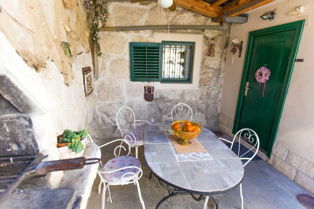 Apartment Antica With Yard & Bbq Split Exterior photo