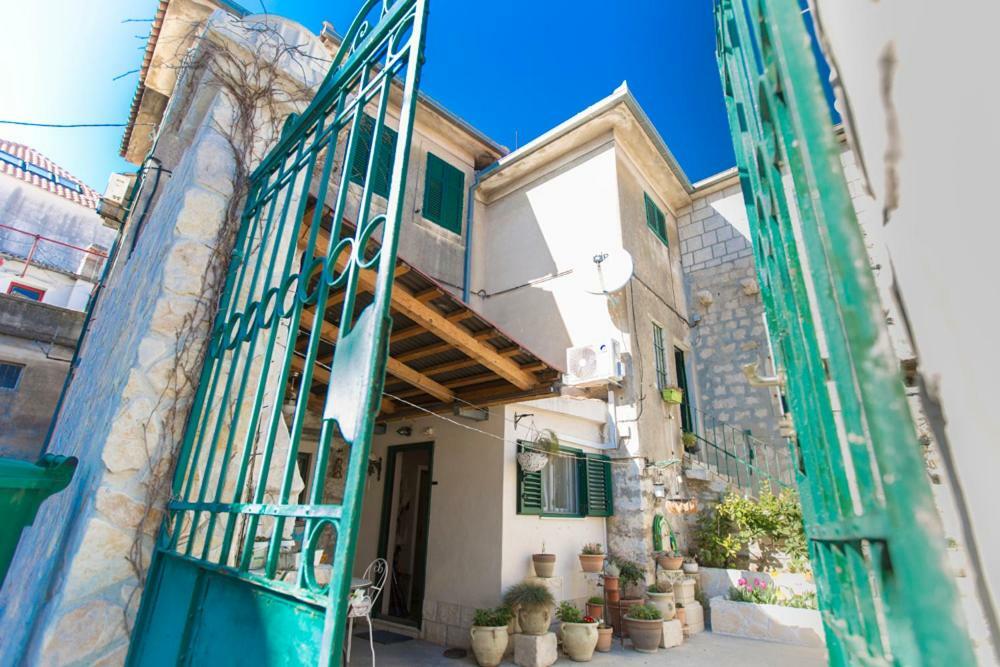 Apartment Antica With Yard & Bbq Split Exterior photo
